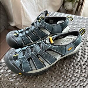 KEEN Men's Newport H2 Closed toe water sandal in Navy/medium gray